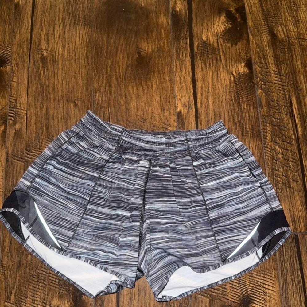 Lululemon Hotty Hot Short Mid Rise Low Tide Alpine‎ White/Black Size 4